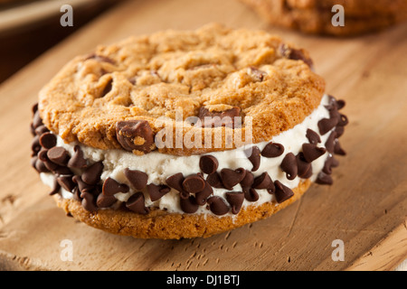Hausgemachte Chocolate Chip Cookie Eis Sandiwch Stockfoto