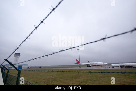 Parchim, Deutschland. 18. November 2013. Zwei Passagierflugzeuge der ehemalige indische Fluggesellschaft Kingfisher stehen im Bewegungsbereich des selten verwendete Parchim International Airport in Parchim, Deutschland, 18. November 2013. Der chinesische Eigentümer des Flughafens Parchim angekündigt um den Flughafen regelmäßig im zweiten Quartal 2014 anlaufen. Ein neuer Turm wurde bereits errichtet, und die Start-und Landebahnen sind renoviert. Foto: Jens Büttner/Dpa/Alamy Live News Stockfoto