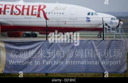 Parchim, Deutschland. 18. November 2013. Zwei Passagierflugzeuge der ehemalige indische Fluggesellschaft Kingfisher stehen im Bewegungsbereich des selten verwendete Parchim International Airport in Parchim, Deutschland, 18. November 2013. Der chinesische Eigentümer des Flughafens Parchim angekündigt um den Flughafen regelmäßig im zweiten Quartal 2014 anlaufen. Ein neuer Turm wurde bereits errichtet, und die Start-und Landebahnen sind renoviert. Foto: Jens Büttner/Dpa/Alamy Live News Stockfoto