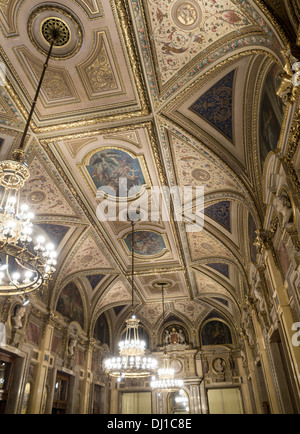 Decke in einer der Hallen an Wiener Staatsoper Seite. Die opulente Dekoration der Decke im berühmten Opernhaus Wiens. Stockfoto