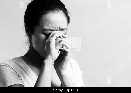 Porträt von hübschen Mädchen weint verzweifelt, schwarz / weiß Stil Stockfoto