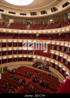 Oper Gönner sammeln für eine Nacht in der Oper. Die meisten roten Balkon und sogar Stehplätze sind noch leer Stockfoto