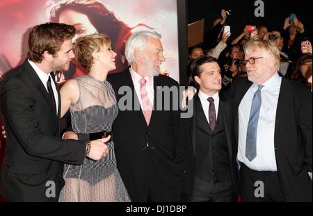 Los Angeles, Kalifornien, USA. 18. November 2013. Liam Hemsworth, Jennifer Lawrence, Josh Hutcherson, Donald Sutherland, Philip Seymour Hoffman im Ankunftsbereich für THE HUNGER GAMES: CATCHING FIRE Premiere, Nokia Theatre L.A. Live, Los Angeles, CA 18. November 2013 Credit: © Emiley Schweich/Everett Collection/Alamy Live News Stockfoto