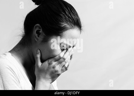 Porträt von hübschen Mädchen weint verzweifelt, schwarz / weiß Stil Stockfoto