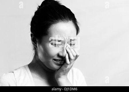 Porträt von hübschen Mädchen weint verzweifelt, schwarz / weiß Stil Stockfoto