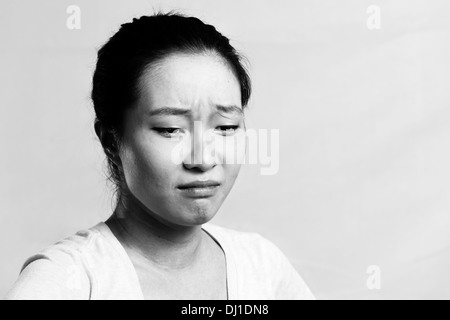 Porträt von hübschen Mädchen weint verzweifelt, schwarz / weiß Stil Stockfoto