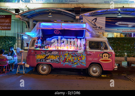 Ein VW-Bus-cocktail-bar in Bangkok, Thailand Stockfoto