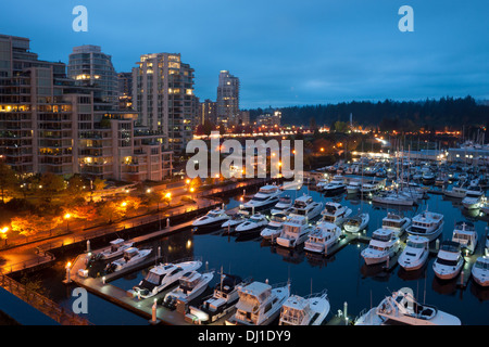 Eine Luftaufnahme von Coal Harbour in Vancouver, British Columbia, Kanada in der Nacht. Stockfoto