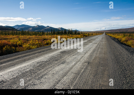 Der Dempster Highway in der Nähe von Yukon / Northwest Territory Grenze im Norden Kanadas Stockfoto