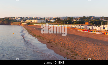 Goodrington Strand in der Nähe von Paignton Devon England mit Strandhütten und Tretboote an einem Sommermorgen mit Tretboote am Strand Stockfoto