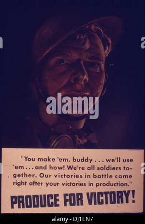 Dieses Propagandaplakat aus dem Zweiten Weltkrieg unterstreicht den kritischen Bedarf an mehr Produktion an der Heimatfront und fordert die Amerikaner auf, die Kriegsanstrengungen zu unterstützen, indem sie härter arbeiten und lebenswichtige Güter für das Militär produzieren. Stockfoto