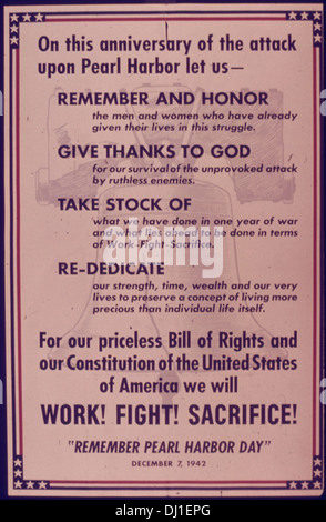 Dieses Propagandaplakat erinnert an den Pearl Harbor Day und fordert die Amerikaner auf, sich an den Angriff zu erinnern, der die Vereinigten Staaten in den Zweiten Weltkrieg führte. Es ruft zu verstärktem Patriotismus und Unterstützung für die Kriegsanstrengungen auf. Stockfoto