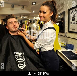 London, UK. 18. November 2013. Ben Ransom der Sarazenen in der Aviva Premiership Rugby Movember Barber Shop in Covent Garden, die versucht zu helfen £50.000 für Movember und organisierte eine Fundraising-Liga für alle 12 Aviva Premiership Rugby Movember Barber Shop in Covent Garden. Bildnachweis: Aktion Plus Sport/Alamy Live-Nachrichten Stockfoto