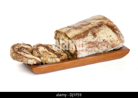 Walnuss Kuchen Schwamm Rollen in einer Platte isoliert auf weißem Hintergrund Stockfoto