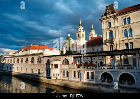 Ljubljana-Zentralmarkt und Kathedrale mit stimmungsvoller Himmel. Slowenien Stockfoto