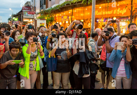 Schar von Menschen fotografieren mit Smart Handys, Tablets, DSLRs, und Punkt und schießen Kameras. Stockfoto