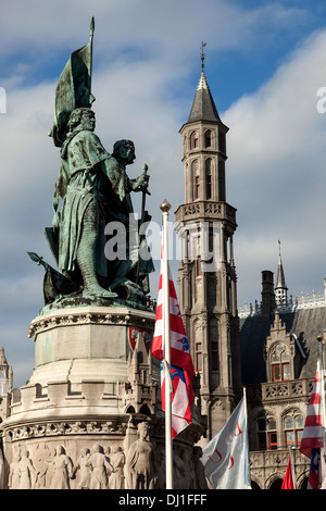 Statue von der Brügge Volkshelden Jan Breydel und Pieter de Coninck auf dem Grote Markt Platz mit Provinciaal Hof in Brügge Stockfoto