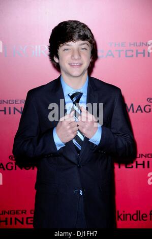 Los Angeles, Kalifornien, USA. 18. November 2013. bei der Ankunft für THE HUNGER GAMES: CATCHING FIRE Premiere, Nokia Theatre L.A. Live, Los Angeles, CA 18. November 2013 Credit: © Elisabeth Goodenough/Everett Collection/Alamy Live News Stockfoto