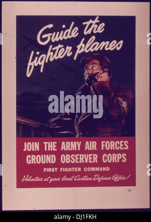 Dieses Poster ermutigt die Bürger dazu, sich der Army Air Forces oder dem Ground Observer Corps anzuschließen und betont die entscheidende Rolle der Beobachtung bei der Führung von Kampfflugzeugen und der Unterstützung von Lufteinsätzen. Stockfoto