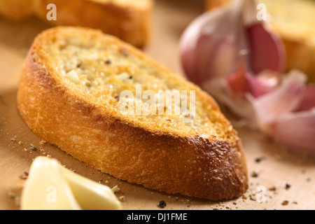 Frische hausgemachte knusprige italienische Antipasti genannt Bruschetta mit Knoblauch, Olivenöl, Salz und frisch gemahlener Pfeffer Stockfoto