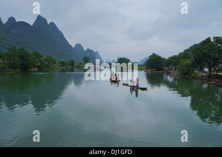 Bambus-Flöße in Yangshuo, Guilin, China Stockfoto