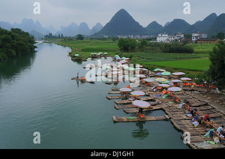 Bambus-Flöße in Yangshuo, Guilin, China Stockfoto