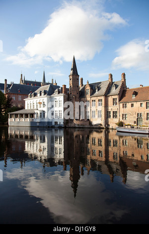 Kanal Rozenhoedkaai in Brügge, Belgien Stockfoto