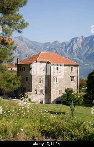 Idyllische alte Steinhaus mit Terrakottafliesen Dach im Mittelmeer Bucht in Bergen Stockfoto