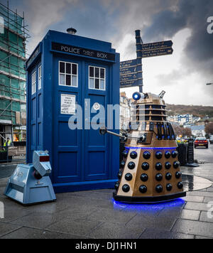 Aberystwyth Wales UK. Dienstag, 19. November 2013 im Rahmen der Dr Who 50th Jahrestag feiern, die TARDIS ist unterwegs eine Überraschung der walisischen Städten und Gemeinden. Anhalten in Aberystwyth Feld ikonischen Polizei gesellte sich ein DALEK und k-9 Kollegen Stars des lang andauernden Kult BBC Fernsehen Programm Phot Credit: Keith Morris/Alamy Live-Nachrichten Stockfoto