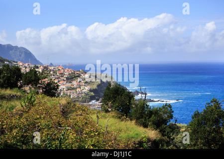 Nordküste von Madeira in der Nähe von Roque Do Faial. Madeita Insel, Portugal Stockfoto