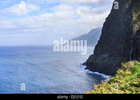 Nordküste von Madeira in der Nähe von Roque Do Faial. Madeita Insel, Portugal Stockfoto