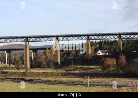 Viadukt über den Fluss Findhorn findhorn in der Nähe tomatin Schottland november 2013. Stockfoto