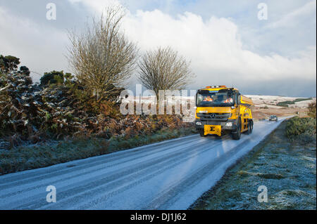 Cambrian Mountains, Powys, Wales, UK. 19. November 2013. Salzstreuer LKW sind bereits auf den Straßen. Temperaturen fiel auf unter letzte Nacht einfrieren und einen leichten Abstauben von Schnee fiel auf einer Anhöhe. Bildnachweis: Graham M. Lawrence/Alamy Live-Nachrichten. Stockfoto