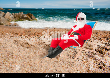 Santa Claus im Strandkorb im Urlaub isoliert auf weißem Hintergrund Stockfoto