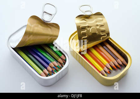 Anordnung von zwei Sardinen Dosen gefüllt mit ordentlich sortierte Farbstifte auf weißem Hintergrund. Stockfoto