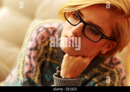 Closeup Portrait einer jungen nachdenkliche Frau in Gläsern Stockfoto