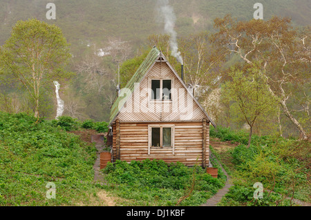 Ranger-Station in das Tal der Geysire in Mitte Juni. Kronotsky Zapovednik, Kamtschatka, Tal der Geysire, Russland Stockfoto