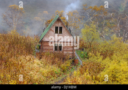 Ranger-Station in das Tal der Geysire Anfang Oktober. Kronotsky Zapovednik, Kamtschatka, Tal der Geysire, Russland Stockfoto