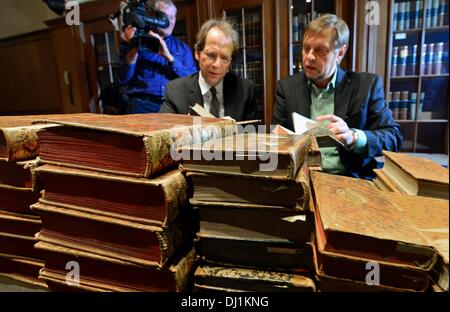 Der Chefkurator der Palast Museum von Pawlowsk bei Sankt Petersburg, Alexey Guzanov (R) und Stephan Graf von der Schulenburg Augenbrauen durch eine Piile von 125 historische Bücher bei der "Deutschen Nationalbibliothek" (lit.) Die Deutsche Nationalbibliothek) in Leipzig, Deutschland, 18. November 2013. Die Bücher, unter denen sind eine starke 30 Edition von literarischen Werken des deutschen Autors Lessing von 1771, nach 70 Jahren nach Russland zurückgegeben wird. Deutschen Spezialeinheiten Aufgabe hatten Tausende von historischen Büchern aus dem Inventar von Pawlowsk-Palast im Jahre 1941 während des zweiten Weltkriegs gestohlen. Eine Auswahl dieser Bücher erhielten die Stockfoto