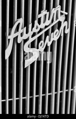 Der vordere Grill und Logo Abzeichen für Austin Seven bei einer Oldtimer-Show. Stockfoto