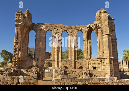 Die Bögen des gotischen Ruinen der Kirche des Johanniterordens in Famagusta (Gazimagusa) in Zypern. Stockfoto