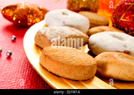 Nahaufnahme eines Tabletts mit Mantecados und Polvorones, typische Weihnachtsgebäck in Spanien Stockfoto