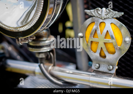 Die offizielle britische AA Aufschlüsselung Abdeckung Abzeichen auf der Vorderseite eines Oldtimers. Stockfoto