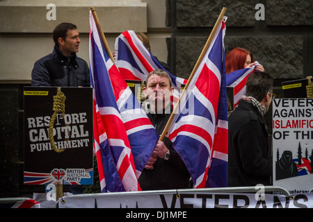 Unterstützer der British National Party (BNP) vor Gericht Old Bailey in London Stockfoto