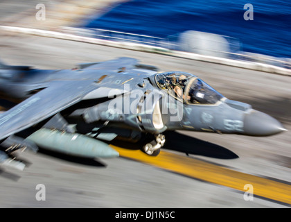 Ein Kampfflugzeug der US-Marine AV-8 b Harrier bereitet aus dem Flugdeck der USS Kearsarge 1. November 2013 in den Atlantischen Ozean auszuziehen. Stockfoto