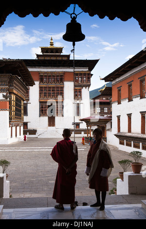 Bhutan, Thimpu Dzong, zwei Männer in Abendkleidung im Innenhof unter Glocke, silhouette Stockfoto