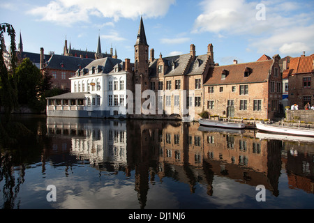 Kanal Rozenhoedkaai in Brügge, Belgien Stockfoto