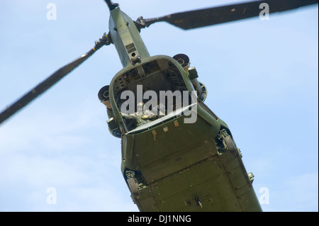 Ein Chinook-Hubschrauber von der niederländischen Luftwaffe nur einige Soldaten abgeholt und fuhren Stockfoto