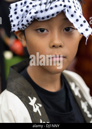 Japanische junge in Happi Mantel am Eröffnungsabend Kunchi Festival, Eröffnungsabend City, Präfektur Saga, Japan Stockfoto