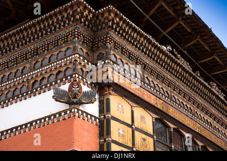 Bhutan, Thimpu Dzong, Detail der gemalten Garuda und dekorierten Holz strukturelle Details Stockfoto